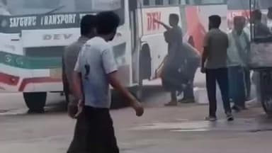 बरेली: रायसेन जिले के बाड़ी बस स्टैंड पर खड़ी यात्री बस में अचानक धुआं निकलने से अफरा-तफरी मची