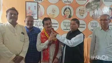 बिंदकी: बसंती खेड़ा गांव के आईएएस अधिकारी बने अक्षय पटेल के पिता को विधायक राजेंद्र सिंह पटेल ने दी बधाई