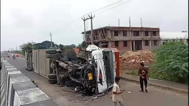 હિંમતનગર: નેશનલ હાઈવે 48 પર બેરણા ગામ પાસે સ્વીફ્ટ કારોને લઈને જતુ કન્ટેનર પલટ્યુ, ચાલક ઘાયલ