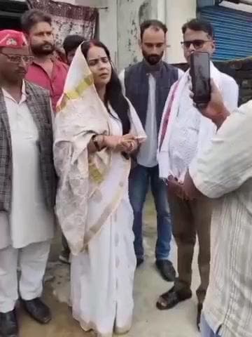 नौगढ़: सपा प्रदेश सचिव विभा शुक्ला ने यौनशोषण की नाबालिक पीड़िता से मुलाकात की, दोषियों के खिलाफ कार्रवाई की मांग की