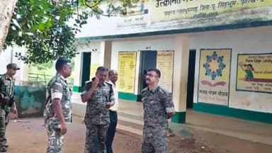 धालभूमगढ़: ग्रामीण एसपी ने संवेदनशील बूथों और सीमावर्ती चौकियों का किया निरीक्षण