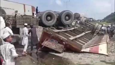 आबू रोड: आबूरोड के TFI फैक्ट्री के सामने नेशनल हाईवे पर हुआ सड़क हादसा, अनियंत्रित होकर सर्विस रोड पर पलटा ट्रक, पुलिस मौके पर