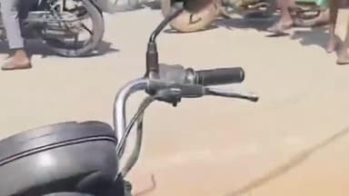 ఎమ్మిగనూరు: ఎమ్మిగనూరు వైయస్సార్ సర్కిల్ లో ట్రాఫిక్ కి అంతరాయం కలిగించిన పాము...చెట్టు పై నుంచి రోడ్డుపైకి దూకిన పాము