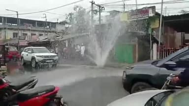 সোণাৰি: সোণাৰি নগৰত পানীৰ পাইপ ফাটি পানী নিৰ্গত হোৱাত ব্যাহত হৈ পৰে জনজীৱন, ব্যৱস্থা গ্ৰহণৰ দাবী ৰাইজৰ
