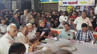 વેરાવળ ખાતે નાના કોળીવાડા સમાજ મા ભવાની ગરબી મંડળ દ્રારા ઇનામી ડ્રો અગ્રણીઓ ના હસ્તે કરવામા આવ્યો