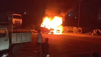 वणी: धावत्या कारने घेतला अचानक पेट, फायर ब्रिगेडच्या तत्परतेमुळे मोठा अनर्थ टळला…चिखलगाव येथील घटना