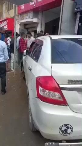 कोडरमा: झुमरीतिलैया: अशोका होटल के सामने अनियंत्रित कार का कहर, आधा दर्जन मोटरसाइकिलें क्षतिग्रस्त