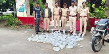 अरेराज: गोविंदगंज पुलिस ने थाना क्षेत्र के अलग-अलग गांव में छापेमारी कर देसी शराब किया बरामद, एक व्यक्ति को किया गिरफ्तार