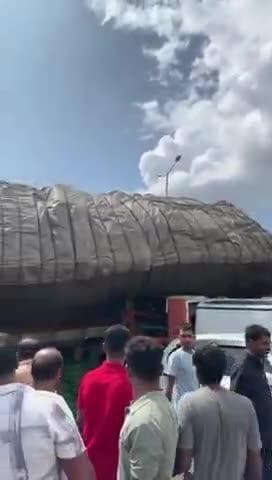 खंडाळा: पुणे बंगलोर राष्ट्रीय महामार्गावर पारगाव कमानीसमोर ट्रकचा अपघात