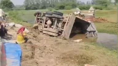 गौरीगंज: जामो रोड भटगंवा भीटा के पास तेज रफ्तार कार को बचाने के प्रयास में सड़क किनारे सीमेंट लदा ट्रक पलटा, सीमेंट पानी में डूबा