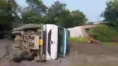 मनातू: तरहसी से मनातू आ रही हैवा गाड़ी पलटी, बड़ा हादसा टला, ड्राइवर और खलासी सुरक्षित