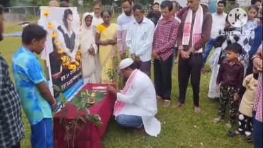 আমগুৰি: জুবিন ফেন ক্লাৱৰ উদ্যোগত বৰুৱাপুখুৰী হাইস্কুল খেলপথাৰত জুবিন গাৰ্গলৈ শ্ৰদ্ধাঞ্জলি জ্ঞাপন কৰি ৰোপণ কৰা হয় নাহৰ পুলি
