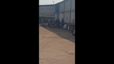 गंगरार: गंगरार में स्थित मनोंमय फैक्ट्री के बाहर ग्रामीणों ने किया विरोध प्रदर्शन