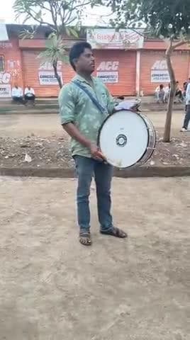 परभणी: दिं.३०.१०.२०२५ ता. जिंतूर मौजे वस्सा येथे साथरोग व कीटकजन्य आजारांचा प्रतिबंध करण्याकरिता, डेंगू व चिकनगुनिया आजारांविषयी नागरिकांना आरोग्य शिक्षण,व दवंडीच्या माध्यमातून नागरिकांना आरोग्याची काळजी  घेण्याची देण्यात येत आहे माहिती.