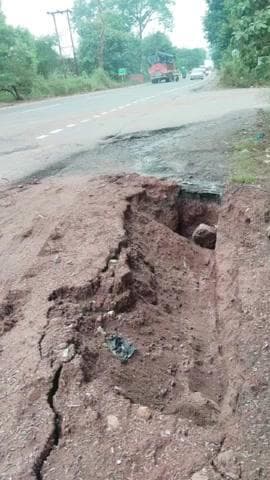 डोमचांच: डोमचांच ब्लॉक मोड़ पर जानलेवा गड्ढा, दुर्घटना का बन रहा है सबब