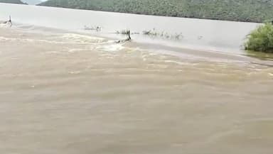 గిద్దలూరు: కంభం మండలంలోని కంభం చెరువుకు కొనసాగుతున్న వరద ఉధృతి, అలుగు వైపు ప్రజలు  వెళ్ళవద్దని అధికారులు విజ్ఞప్తి