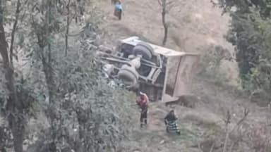 सलूनी: मैडा-डांड-चकोतर संपर्क मार्ग पर खाई में लुढ़का टिप्पर, दो लोग हुए घायल