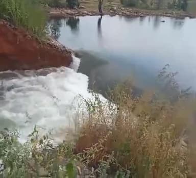 मगरलोड: दरार की अनदेखी के बाद टूटा बांध का तटबंध, मची हड़कंप: मगरलोड राजडेरा क्षेत्र का मामला