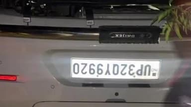 फतेहाबाद: आगरा लखनऊ एक्सप्रेसवे के 31वें माइलस्टोन पर झपकी आने के कारण पलटी कार, पांच लोग घायल