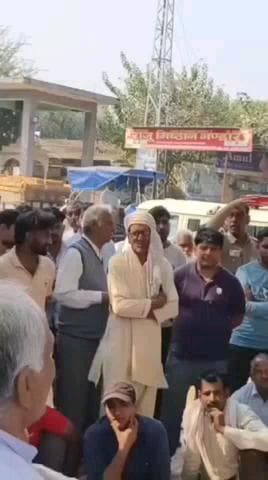 बहरोड़: बहरोड के मांढण में होटल संचालक पर हमले के विरोध में व्यापारियों ने किया धरना प्रदर्शन, मुख्य आरोपी की गिरफ्तारी की मांग