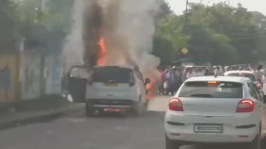 ग्वालियर गिर्द: चलती एसयूवी में अचानक लगी आग, सवारियों ने कूदकर बचाई जान
