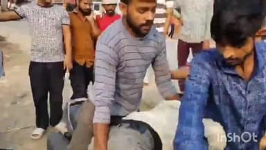 संडीला: दलित रिक्शा चालक को बाइक पर लिटाकर बेरहमी से पीटा गया, आरोपी फरार, वीडियो हुआ वायरल