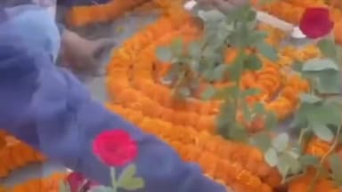 नामकुम: कांटा टोली कब्रिस्तान में ईसाई समुदाय ने कब्र पूजा कर पूर्वजों की आत्मा शांति के लिए प्रार्थना की