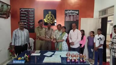 मोहन बड़ोदिया: मोहन बड़ोदिया थाना प्रभारी द्वारा "राष्ट्रीय एकता दौड़" में विजेताओं को ट्रॉफी देकर किया सम्मानित