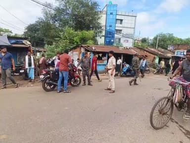 पाकुड़: नगर थाना में टोटो, ऑटो और बाइक का वाहन जांच अभियान, 20 टोटो, टेम्पो व 15 बाइक पर जुर्माना