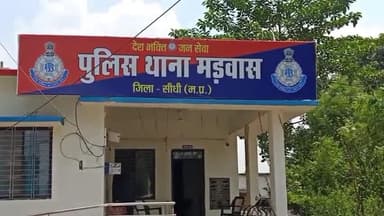 मझौली: मड़वास थाना क्षेत्र के आदिवासी मोहल्ले में नाली में गिरा आदिवासी युवक, लोगों ने मीडिया व पुलिस को दी सूचना