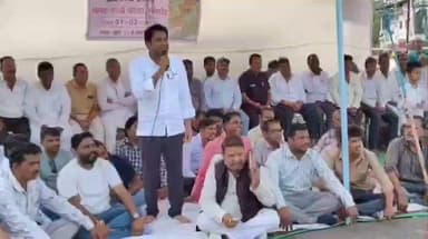 मंदसौर: गांधी चौराहा पर 2041 मास्टर प्लान की विसंगतियों के खिलाफ धरना, बना राजनीतिक अखाड़ा