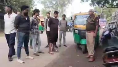 महोबा: लवकुश नगर तिराहे पर ऑटो चालक से मारपीट और रुपए छीने, प्राइवेट बस चालकों के गुर्गों पर लगाया आरोप