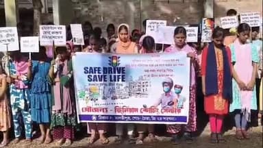 বসিরহাট ২: মালিতপুর বাজারে হেলমেট নেই, তাই গোলাপ হাতে — সেভ ড্রাইভ সেভ লাইফ বার্তা নিয়ে পথে পড়ুয়ারা