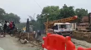 मुगलसराय: पाण्डेयपुर सड़क मार्ग के चौड़ीकरण का काम तेज, सड़क के किनारे के अतिक्रमण हटाए जा रहे हैं