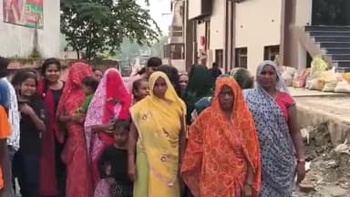 कुंडा: मनगढ़ धाम ट्रस्ट से जुड़े अंशुल गुप्ता पर जमीन हड़पने का आरोप, ग्रामीणों ने किया जोरदार प्रदर्शन