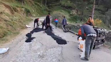 लोहाघाट।पीडब्लूडी लोहाघाट ने लोहाघाट राईकोट रिंग रोड के भरे गड्ढे लोगों की हाट मिक्स की मांग।