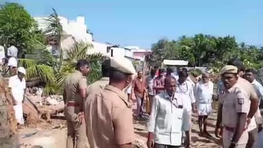 மணமேல்குடி: அம்மா பட்டினத்தில் அரசு புறம்போக்கு இடத்தில் கட்டப்பட்ட வீடுகளை இடித்து தெரிய வருவாய் துறையினர் பரபரப்பு