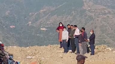 सोलन: कूड़े के पहाड़ को देखकर नगर निगम आयुक्त एकता काप्टा ने ठेकेदार की लगाई क्लास