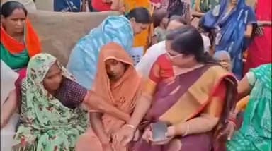 मुगलसराय: अलीनगर थाना क्षेत्र में सपा महिला मोर्चा ने पीड़ित परिवार से की मुलाकात, दोषियों पर सख्त कार्रवाई की मांग की