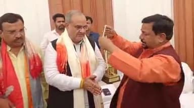 फर्रुखाबाद: बैकुंठपुरी बघार पर सांसद के पुत्र के विवाह समारोह में BJP प्रदेश अध्यक्ष सहित नेताओं का जमाबड़ा, सांसद ने गर्मजोशी से स्वागत किया