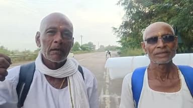 बड़वानी: बेमौसम बारिश से नर्मदा परिक्रमा के पैदल यात्री परेशान, कच्चे रास्तों पर चलना मुश्किल