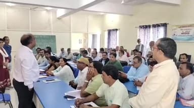 सारंगपुर: कलेक्टर ने सारंगपुर में SIR को लेकर प्रशासनिक अधिकारियों के प्रशिक्षण का लिया जायजा, वोटर कार्ड ही लेने को कहा