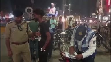 रतलाम नगर: महू रोड पर पुलिस की चालानी कार्रवाई, यातायात नियमों को लेकर राहगीरों को दी समझाइश