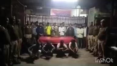 कासगंज: सोरों पुलिस ने मुर्गों की लड़ाई कराकर हार-जीत की बाजी लगाने वाले 20 जुआरियों को किया गिरफ्तार, 9 मुर्गे बरामद