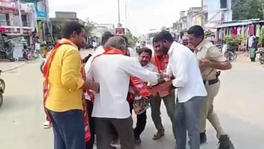 ఎల్లారెడ్డి: ఎల్లారెడ్డి గాంధీ చౌక్ లో సీఎం దిష్టిబొమ్మను దహనం చేసే ప్రయత్నం చేయగా అడ్డుకున్న పోలీసులు, బీజేపీ బత్తిని దేవేందర్