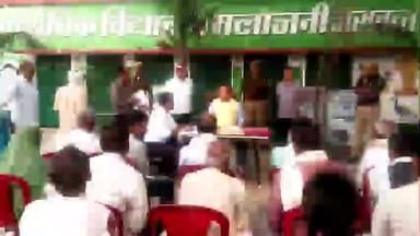 जसवंतनगर: डीएम शुभ्रांत शुक्ला ने फार्मर रजिस्ट्री अभियान की समीक्षा की, मलाजनी-धरवार में किसानों को योजना के लाभ बताए