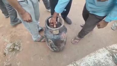 माधौगढ़: नगर में गैस सिलेंडर लीक होने से घर में लगी आग, राजस्व विभाग की टीम जांच में जुटी