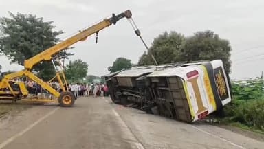 बड़वानी: चकेरी-ठीकरी हाईवे पर भोपाल-अलीराजपुर बस दुर्घटना, बस स्टॉफ ने दी घटना की जानकारी