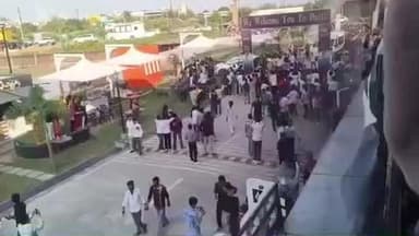 दतिया नगर: दतिया में बॉलीवुड अभिनेता हर्षवर्धन राणे की एक झलक पाने के लिए रतन मेगा मॉल में उमड़ी प्रशंसकों की भीड़