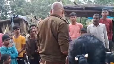 तिर्वा: घूरईया गांव में मां-बेटी को पीटने के आरोपित को पकड़ने पहुंची पुलिस की गाड़ी को महिलाओं ने घेरा, थाने में हंगामा